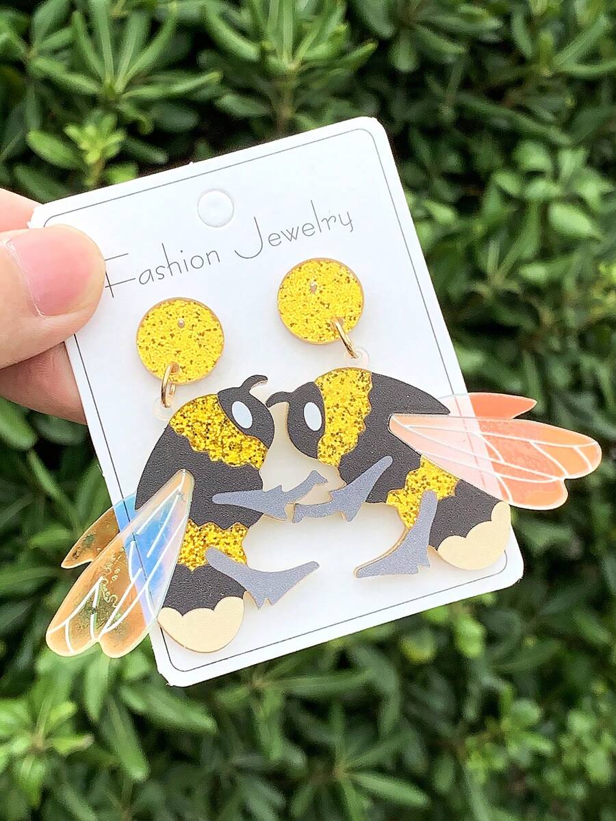 1 对亚克力拼接珠宝彩色大黄蜂耳环，简约百搭的设计适合日常佩戴