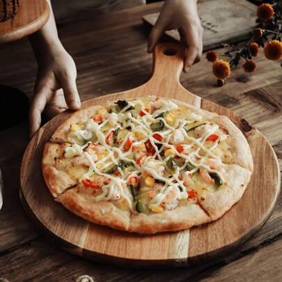 1 Piece Of Acacia Wood Pizza Board, Wooden Tray, Cutting Board, Cheese Tray, Pizza Tray, Acacia Wood Smooth Cutting Board With Handle, Access To Food Cutting Board, Food Tray For Cheese, Meat, Fruit And Cake, Easy To Clean Dinner Plates, Kitchen Supplies, Baking Supplies