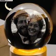 1 PIEZA Bola de cristal personalizada con foto 3D, con retratos de pareja tallados en el interior, acompañada de soportes para lámpara LED, creando una atmósfera cálida y romántica. Adecuado como regalo para el Día de San Valentín, aniversario de boda, boda o decoración del hogar. Personalización exclusiva, registrando recuerdos únicos y preciados. - Multicolor - Ver 2