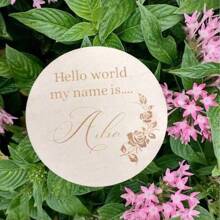 1 件个性化花卉出生公告木制照片道具和雕刻标志，采用天然木材制成 - 木質色 - 查看 5