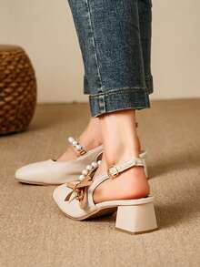 女士时尚高跟鞋，闪亮珍珠链装饰，蝴蝶结钩环玛丽珍鞋，低跟优雅后带米色女士高跟凉鞋，适合所有季节的休闲鞋，适合宴会、派对和日常通勤 - 米色 - 查看 4