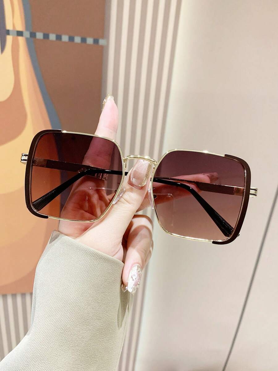 Kính mát cổ điển thời trang khung kim loại vuông Retro bằng nhựa, trang trí cho kỳ nghỉ du lịch ngoài trời, bãi biển, bảo vệ tia UV, trang phục cơ bản hợp thời trang và phù hợp với áo len, quần jean, quần nỉ, áo khoác hoodie, váy và áo sơ mi dài tay