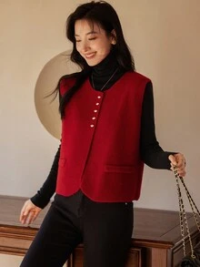 Victoria&Vera 秋冬新品 优雅简约圆领定制纽扣口袋纯色针织背心 百搭百搭 - 紅色 - 查看 2