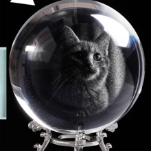 1 pièce Boule de cristal personnalisée en 3D avec base en bois lumineuse. Boule de cristal photo holographique 3D personnalisée avec votre propre photo gravée à l'intérieur. Lampe de nuit boule de cristal personnalisée (convient pour l'anniversaire, le mariage, le mémorial, la fête des mères, la Saint-Valentin, personnalisé, rassemblement familial, amis, collègues, camarades de classe et professeurs) avec base à lumière changeante 7 couleurs USB