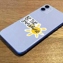 1 个 3 英寸“Be The Sunshine”积极氛围贴纸 - 非常适合 iPad、Kindle、水瓶、书籍、笔记本电脑、笔记本、日记本、计划器、宿舍、教室装饰和自我护理包 - 送给学生、教师和那些传播积极性的人的一份明亮礼物 - 非常适合装饰学习区、健康套件和令人振奋的礼物 - 3吋/7.62厘米 - 查看 3