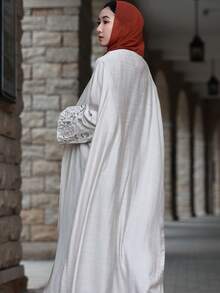 1 件保守女性叶刺绣阿拉伯长袍，适合春秋季日常穿着