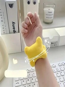 Đệm kê tay cho chuột có tác dụng như đệm tay và cung cấp hỗ trợ đàn hồi khi gõ bàn phím trong văn phòng để giảm áp lực cổ tay và ngăn ngừa hao mòn. Nó cũng có tác dụng như một miếng đệm cổ tay nhỏ trên bàn làm việc văn phòng. - Nhiều màu - Xem 5