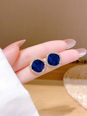 1 par enkla örhängen med strass och prydnad för en exklusiv känsla, lätt lyx och retrotemperament. Fyrkantiga blå kristallörhängen för kvinnor är lämpliga för vardagsbruk på presentfester.