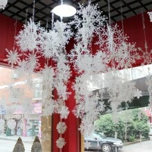 3包9片装圣诞雪花装饰品 - 白色塑料雪花，适用于圣诞树、婚礼和窗户装饰，是节日和派对庆祝活动的完美之选。 - 彩色 - 查看 1