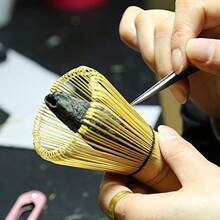 Fouet à matcha en bambou doré fait à la main, mélangeur à matcha japonais traditionnel - service à thé fabriqué à partir de bambou biologique durable et résistant