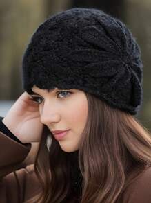 1 件纯色针织帽，适合秋冬季女性