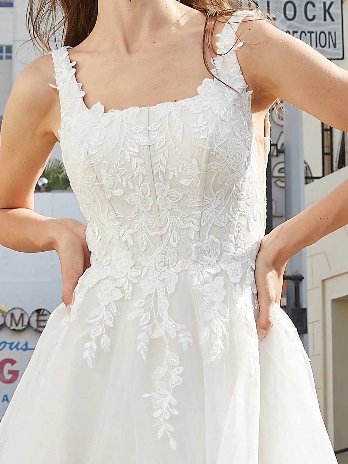 فستان زفاف بفتحة مستطيلة الرقبة مع ذيل طويل وتنورة...