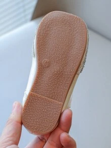 1 par Zapatos planos para niñas con diseño de perlas, 2025 nuevo diseño, suela suave, antideslizante, diseño de para facilitar el uso