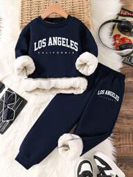 Conjunto de sudadera de cuello redondo con estampado gráfico de letras y pantalón de chándal para niño pequeño