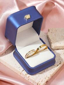 2 件/套精致简约不锈钢 18k 镀金情侣戒指，1 排超闪亮方形钻石女式戒指，4 毫米男式戒指，配蓝色皇冠求婚戒指盒，适合求婚结婚戒指情侣戒指，适合情侣日常佩戴 - 金色 - 查看 33