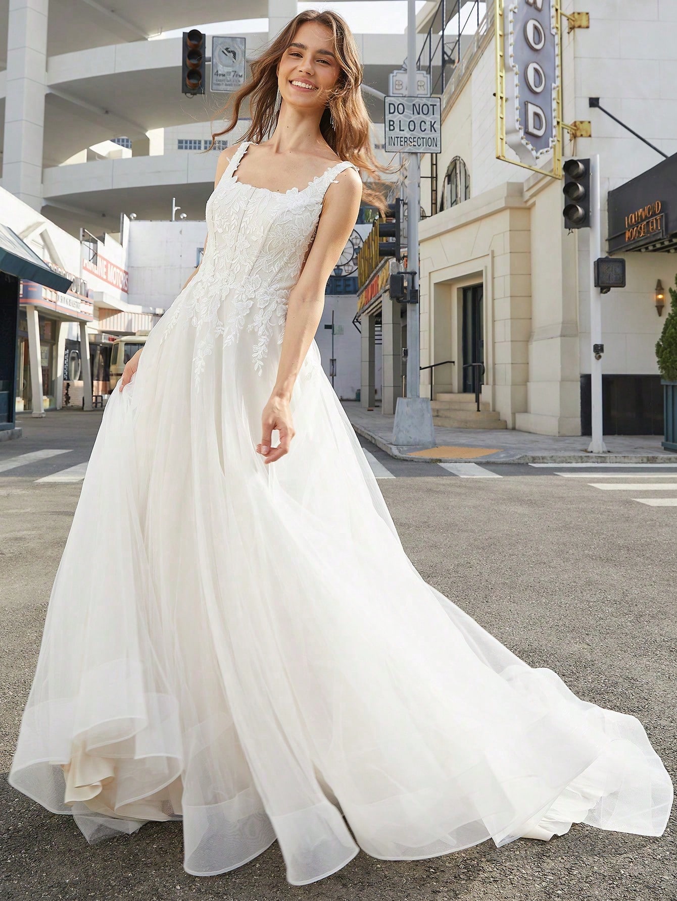 فستان زفاف بفتحة مستطيلة الرقبة مع ذيل طويل وتنورة...