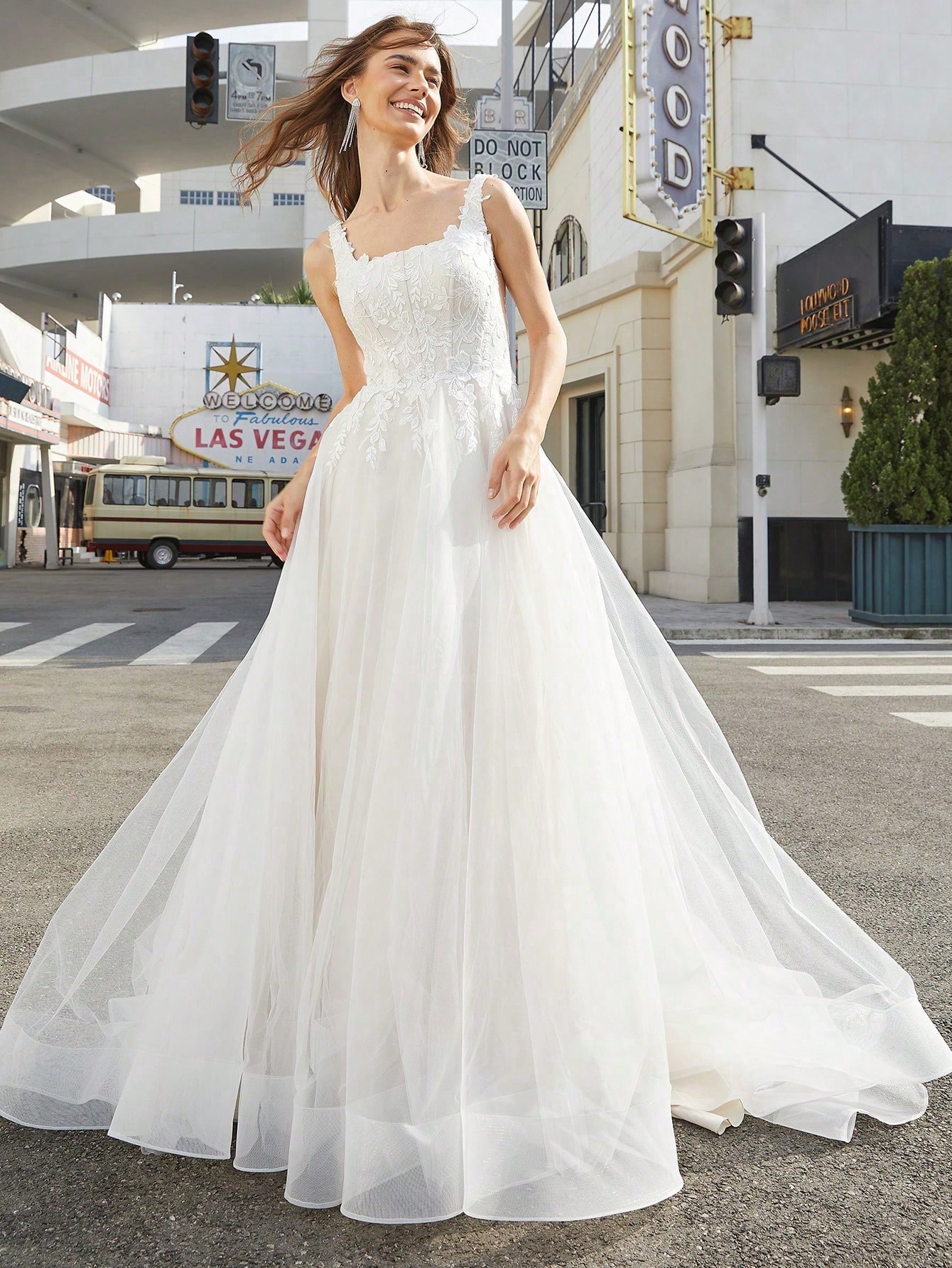 فستان زفاف بفتحة مستطيلة الرقبة مع ذيل طويل وتنورة...