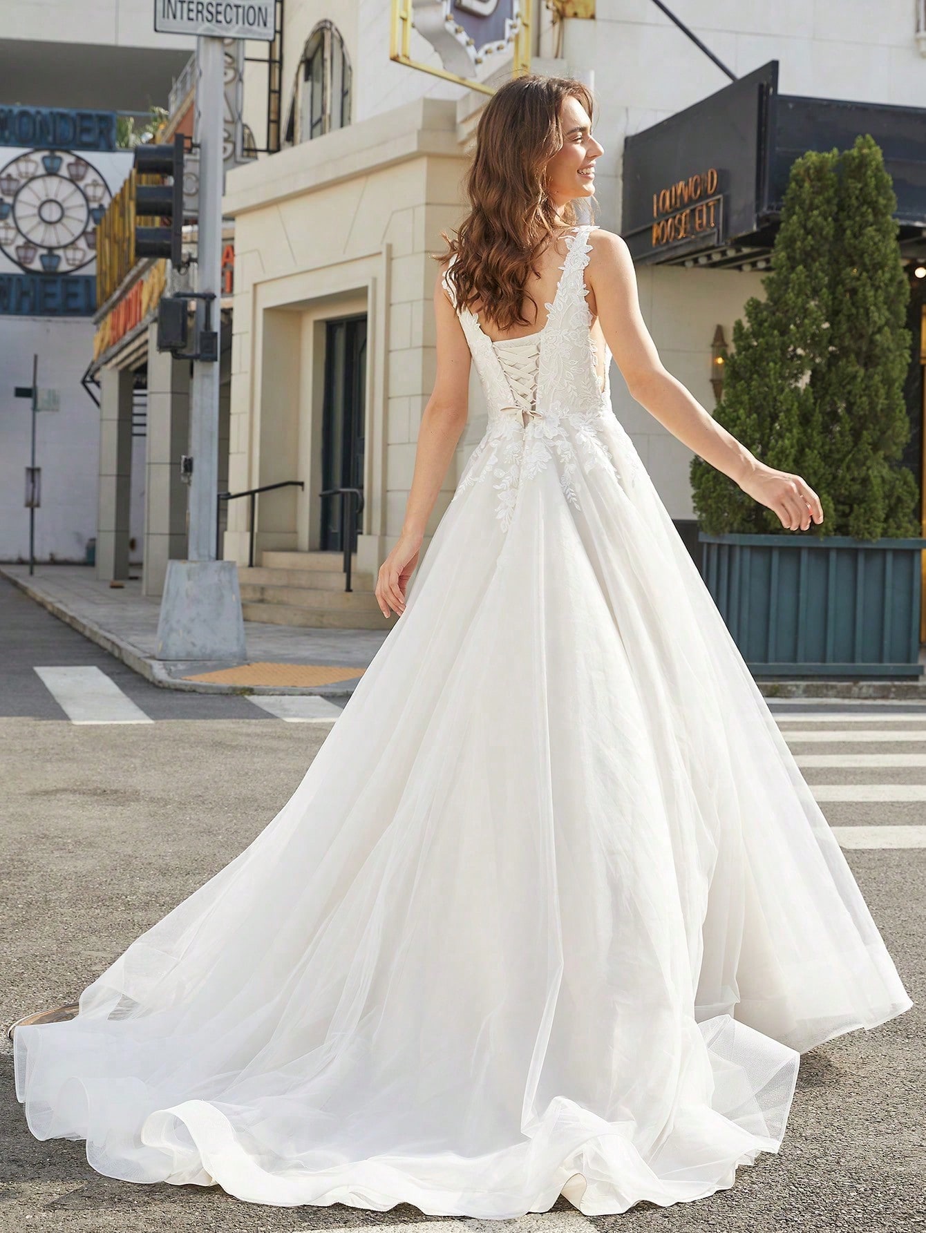 فستان زفاف بفتحة مستطيلة الرقبة مع ذيل طويل وتنورة...