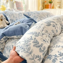 4 Stücke Polyester Bettbezug Set, weiches atmungsaktives Federn Muster Bettwäsche Set, geeignet für Schlafzimmer, Gästezimmer (1*Bettlaken + 1*Bettbezug + 2*Kissenbezug, ohne Füllung)