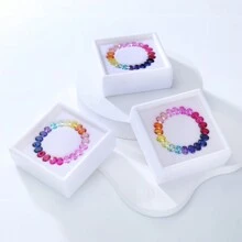 一盒（21 颗）实验室培育蓝宝石，用于制作高级珠宝制作材料组件。例如，手镯和项链均由材料制成。