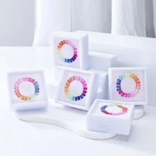 一盒（21 颗）实验室培育蓝宝石，用于制作高级珠宝制作材料组件。例如，手镯和项链均由材料制成。