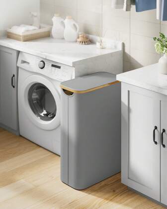 SONGMICS Pfandflaschen Sammelbehälter,Wäschekorb mit Deckel, Wäschesammler 65 L, platzsparend, herausnehmbarer Wäschesack, Griffe aus Bambus, 42 x 22,5 x 70,5 cm, Taubengrau