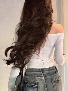 1 件女士斜领字母印花露肩 T 恤，初秋紧身内衣