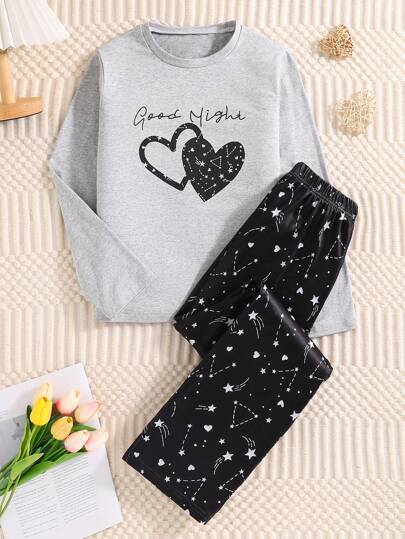 两件套休闲春秋季女童睡衣，包括一件灰色长袖上衣，印有可爱的爱心字母和星星图案，以及一条印有星星和爱心图案的裤子。面料舒适，适合居家穿着，也可作为送给女儿的睡前礼物。