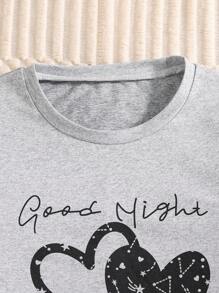Een tweedelige set modieuze en casual lente- en herfstpyjama's voor meisjes. De set bestaat uit een schattig grijs topje met lange mouwen en een hartvormige lettersterprint en een meisjesbroek vol stervormige hartjes. De stof is multifunctioneel en comfortabel, geschikt om casual thuis te dragen of als welterustencadeautje voor je dochters.