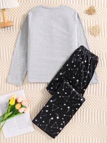 Een tweedelige set modieuze en casual lente- en herfstpyjama's voor meisjes. De set bestaat uit een schattig grijs topje met lange mouwen en een hartvormige lettersterprint en een meisjesbroek vol stervormige hartjes. De stof is multifunctioneel en comfortabel, geschikt om casual thuis te dragen of als welterustencadeautje voor je dochters.