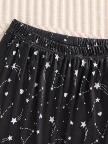 Een tweedelige set modieuze en casual lente- en herfstpyjama's voor meisjes. De set bestaat uit een schattig grijs topje met lange mouwen en een hartvormige lettersterprint en een meisjesbroek vol stervormige hartjes. De stof is multifunctioneel en comfortabel, geschikt om casual thuis te dragen of als welterustencadeautje voor je dochters.