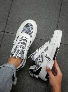Men Niche Color Block Lace-Up Front Flat Casual Sneakers, Random Printed Pattern Street Couple Vulcanized Shoes, Comfortable - White and Black - View 5