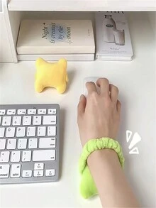Đệm kê tay cho chuột có tác dụng như đệm tay và cung cấp hỗ trợ đàn hồi khi gõ bàn phím trong văn phòng để giảm áp lực cổ tay và ngăn ngừa hao mòn. Nó cũng có tác dụng như một miếng đệm cổ tay nhỏ trên bàn làm việc văn phòng. - Nhiều màu - Xem 3