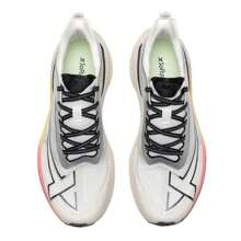 XTEP 2000km 2.0 男士低帮运动鞋，耐用、轻便、休闲、减震、跑步鞋 - 帆白/銀色 - 查看 5