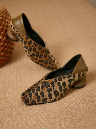 百搭豹纹V领方头粗跟高跟鞋，适合秋冬季节，优雅时尚，适合派对穿着。