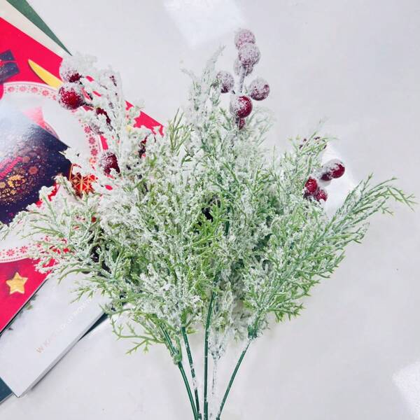 Weihnachtssimulierte Tannennadeln, Tannenzapfen, rote Fruchtzweige, Weihnachtsdekorationen, Blumenarrangements