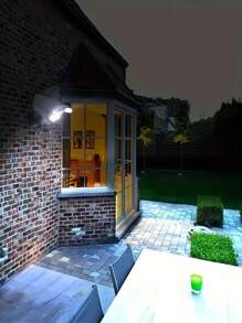 Luz de Segurança de Parede Alimentada por Energia Solar com 30/77 LEDs, Sensor de Movimento COB e Câmera Falsa - Holofote Controle Remoto para Uso Externo, Detecção Humana, Monitoramento Anti-Furto, Iluminação para Jardim, Caminho, Quintal e Pátio