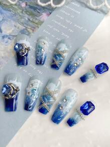 10 pièces/set de manucure élégante de haute qualité avec vernis à ongles en gel et polissoir. Comprend un ensemble d'ongles en forme de cercueil longs avec décoration de chaîne métallique océan rose, cristaux diamants 3D en forme de cœur bleu givré, mini strass et perles