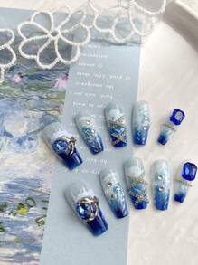 10 pièces/set de manucure élégante de haute qualité avec vernis à ongles en gel et polissoir. Comprend un ensemble d'ongles en forme de cercueil longs avec décoration de chaîne métallique océan rose, cristaux diamants 3D en forme de cœur bleu givré, mini strass et perles