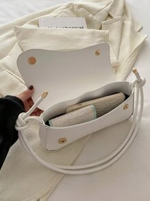 Este bolso de moda y minimalista presenta un diseño de solapa asimétrico y una correa para el hombro ajustable, adecuado para compras, llevar carteras y especialmente apropiado para mujeres jóvenes, estudiantes universitarias, jóvenes profesionales y trabajadores de oficina. También es muy adecuado para la oficina, el campus universitario, el trabajo, los viajes de negocios, los desplazamientos y los viajes al aire senderismo. - Blanco - Ver 3