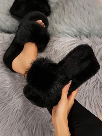 女士蓬松一脚蹬家居拖鞋，厚毛绒毛茸拖鞋，优雅厚底坡跟拖鞋，封闭式鞋头，纯黑色，适合秋冬季