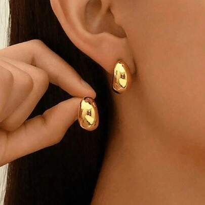 一对优雅小巧的925纯银耳环，厚镀金，采用银和金材质，光泽度高，水滴形设计。这款耳钉用途广泛，适合日常佩戴，也是馈赠佳品。