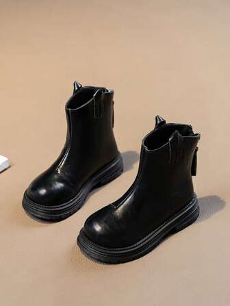 Botas de niña a la moda y lindas, apropiadas para el invierno