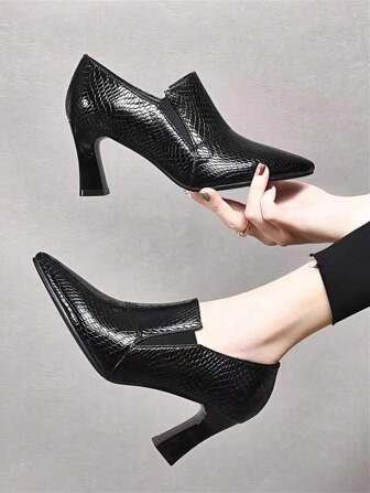 女士优雅英伦风格压花尖头深 V 浅口鞋，黑色高跟粗跟，舒适防滑秋冬季鞋
