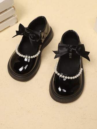 女童珍珠蝴蝶结装饰亮面皮革时尚公主玛丽珍休闲百搭平底鞋，尺码偏小，请参考尺码表