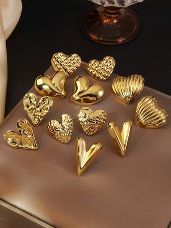 一套两只优雅奢华不对称心形不锈钢耳环，适合女士通勤或休闲佩戴，也可作为情人节礼物。