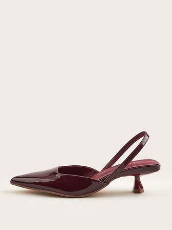 Damskor i enfärgat lackläder med kattungehäl, eleganta höga klackar med spetsiga tår, moderiktiga höga klackar med fotledsrem, formellt kläder för festbröllop