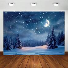 Escena de invierno nocturna: árboles de abeto cubiertos de nieve, cielo estrellado y luna brillante - perfecto para fotografía, fiestas y decoración del hogar