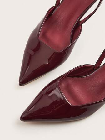 Damskor i enfärgat lackläder med kattungehäl, eleganta höga klackar med spetsiga tår, moderiktiga höga klackar med fotledsrem, formellt kläder för festbröllop