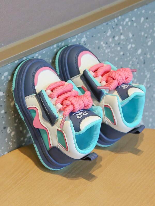 1 Pair Unisex Kids Letter Colorblock PU Anti-Slip Thick Bottom Round Toe Mid-Top Criss-Cross Strap Casual Flat Sneakers, Suitable For Autumn & Winter